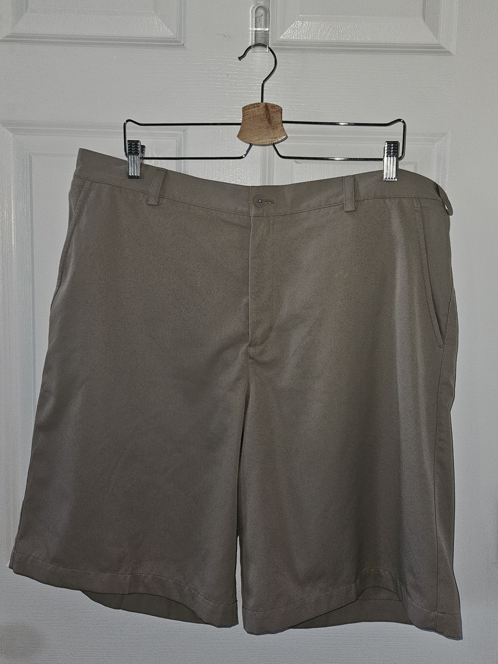 Nike Men's Flat-Front Khaki Golf Shorts
